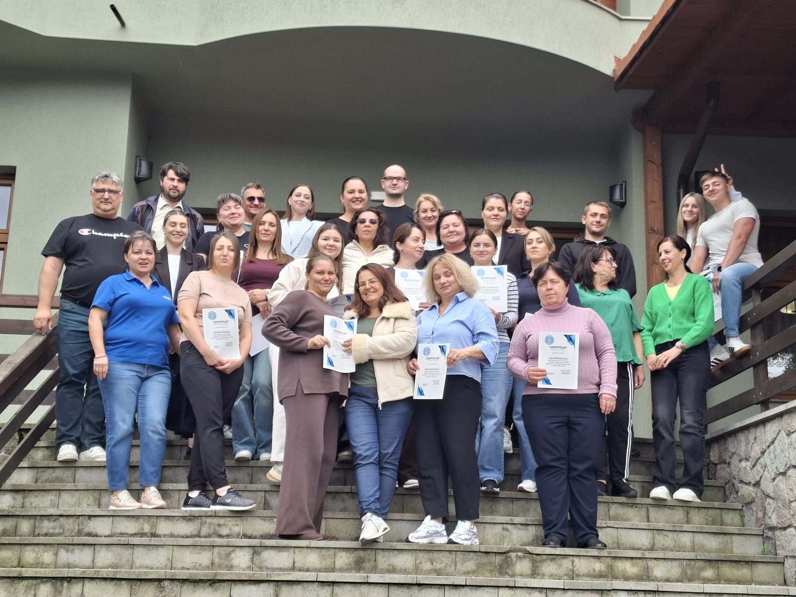 Participanții, cu diplomele primite la final