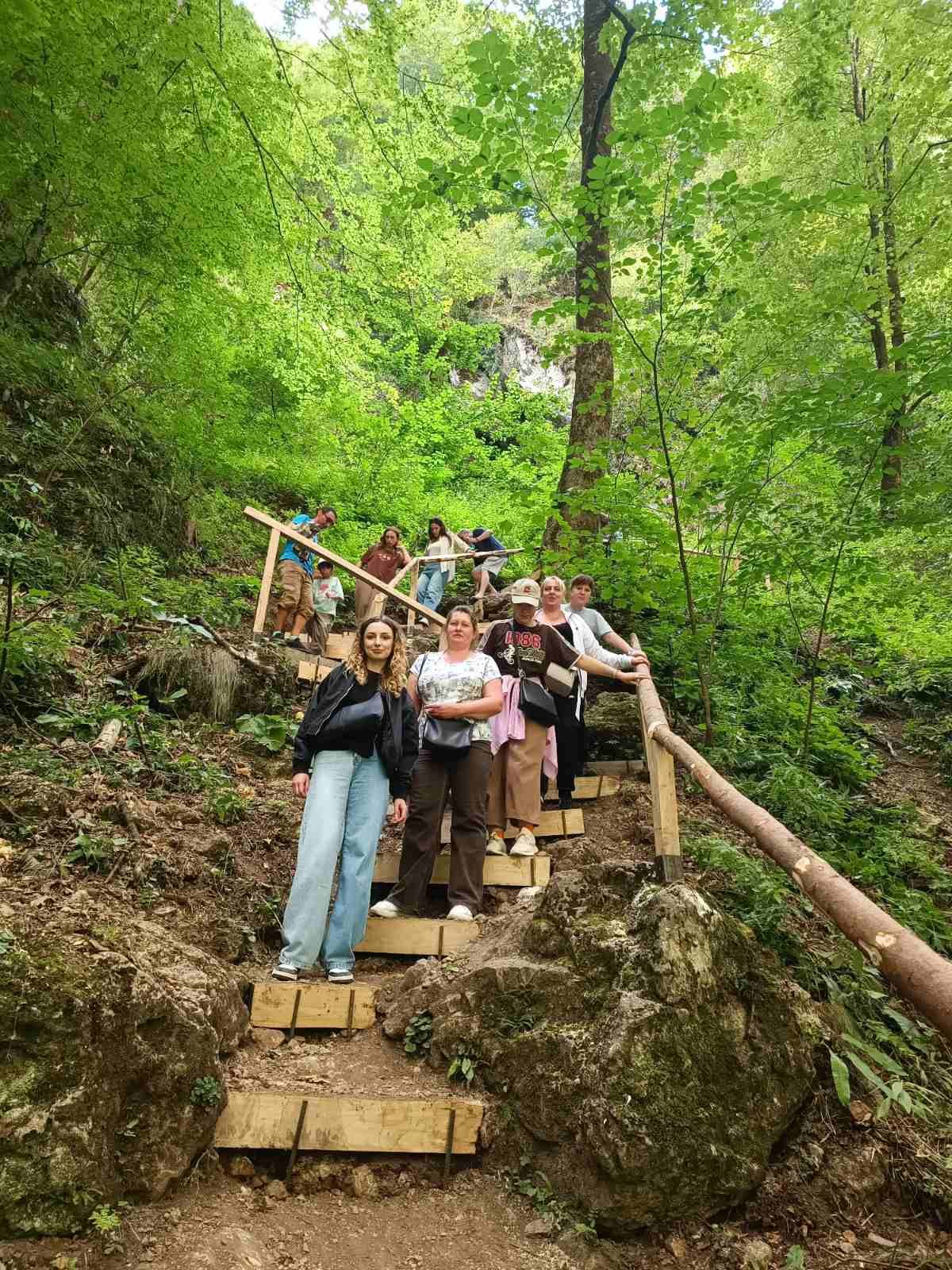 Urcare spre peșteră prin pădure