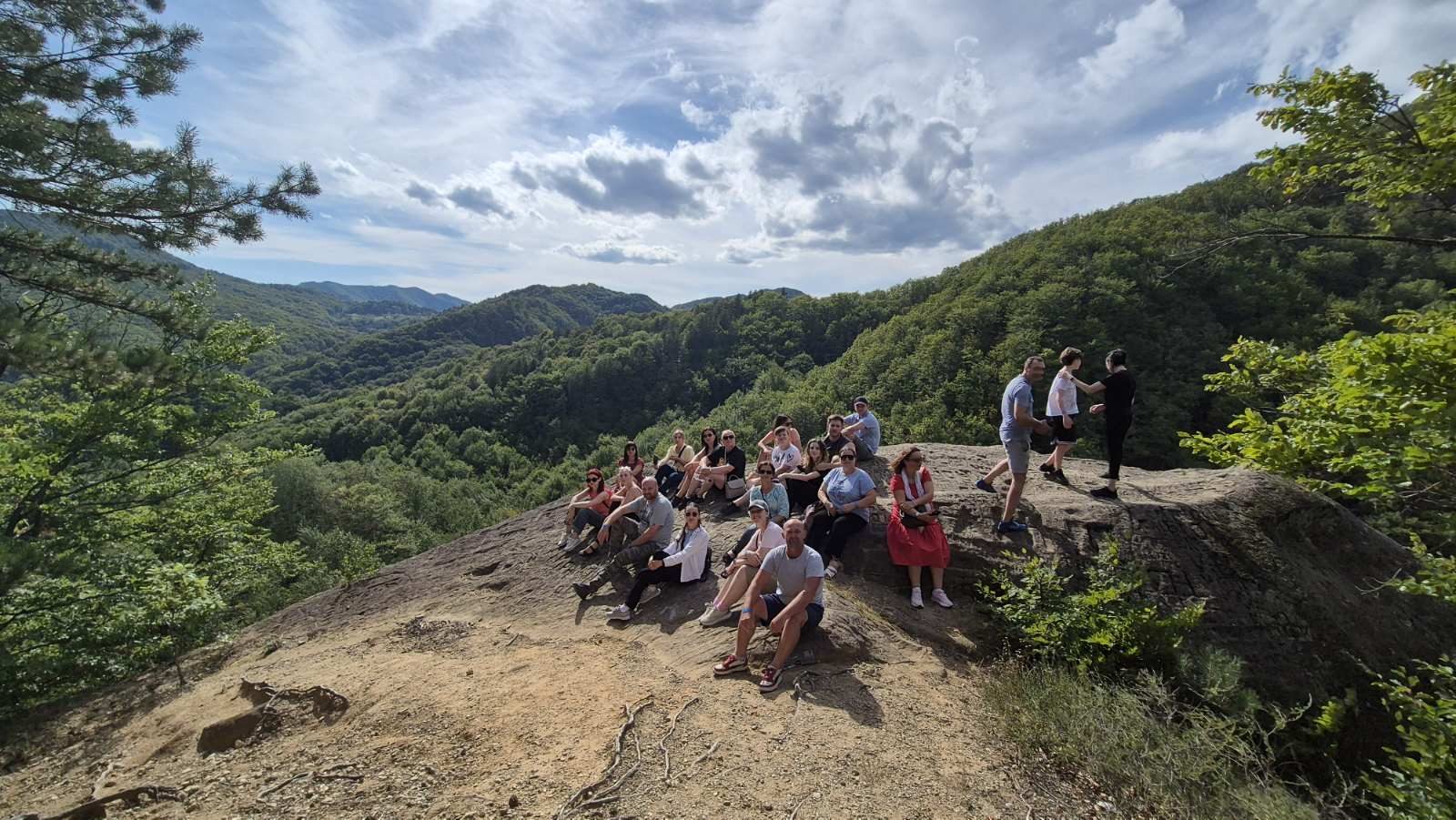 Grup pe platoul de gresie, cu vedere spre masiv